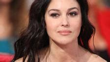 Seins nus et top transparent : Monica Bellucci embrase la une。